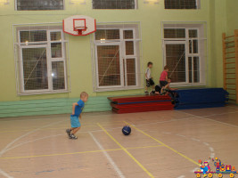 Детская футбольная секция, занятия в зале