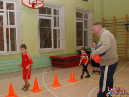 Детская футбольная секция, занятия в зале