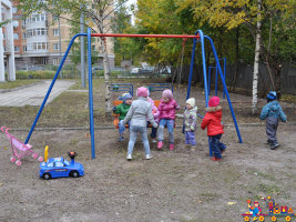 Дети на прогулке на своей площадке