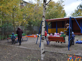 Дети на прогулке на своей площадке