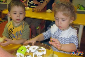 Мастер-класс по созданию ёлочных игрушек из теста в Детском клубе Тёма