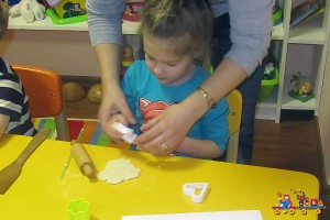 Мастер-класс по созданию ёлочных игрушек из теста в Детском клубе Тёма
