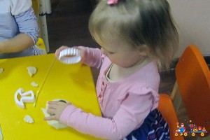 Мастер-класс по созданию ёлочных игрушек из теста в Детском клубе Тёма