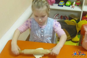 Мастер-класс по созданию ёлочных игрушек из теста в Детском клубе Тёма