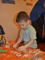 Фото мастер-класса по выпечке Рождественского печенья в Детском клубе "Тёма"
