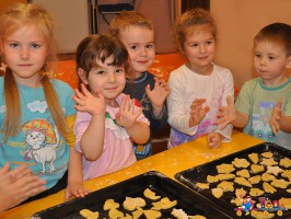 Фото мастер-класса по выпечке Рождественского печенья в Детском клубе "Тёма"