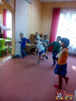 Занятия физкультурой в частном детском саду Тёма