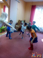 Занятия физкультурой в частном детском саду Тёма