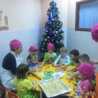 Выпечка рождественского печенья в частном детском саду