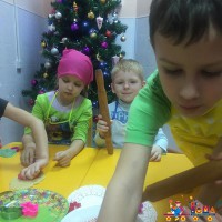 Выпечка рождественского печенья в частном детском саду